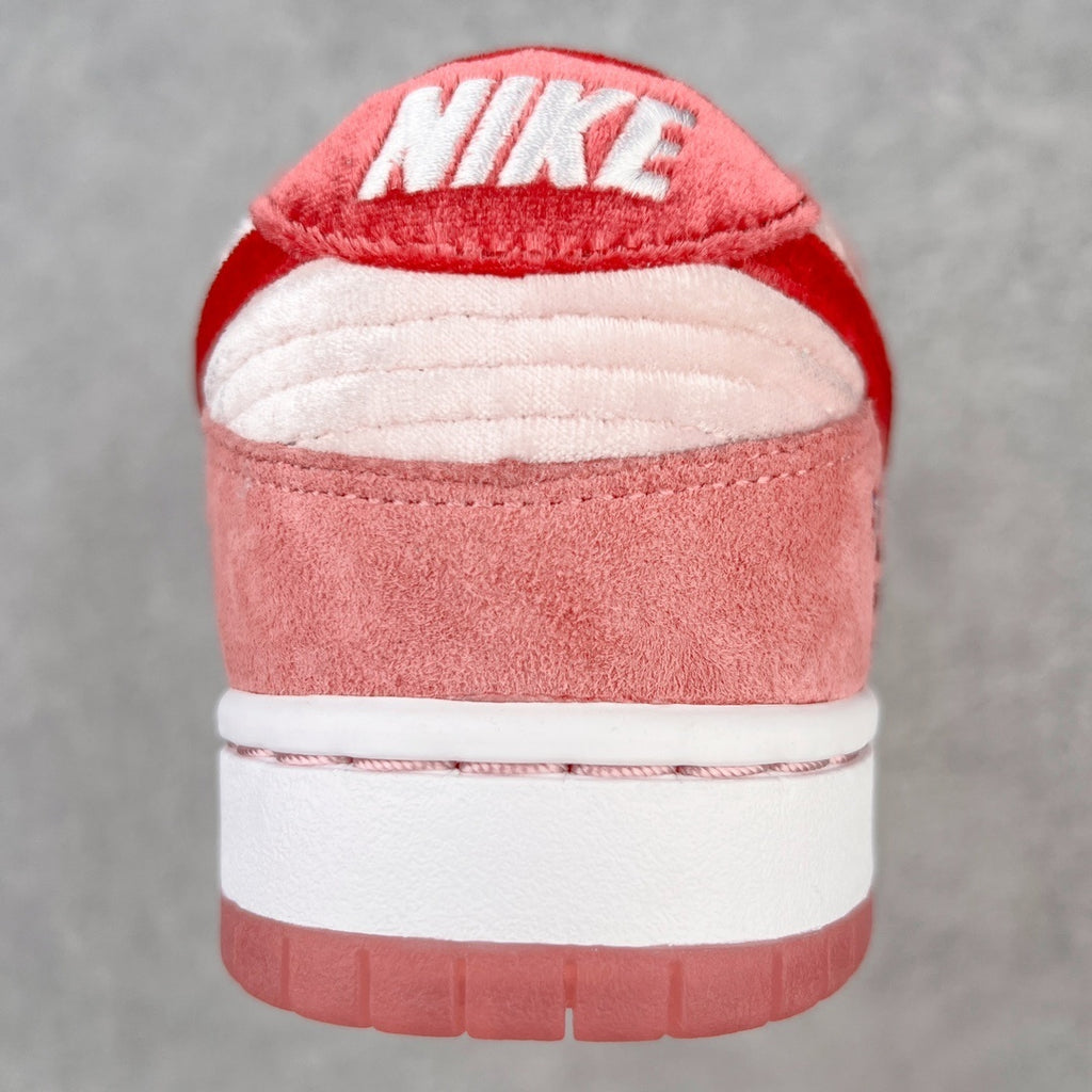 Nike Dunk "Strange Love"