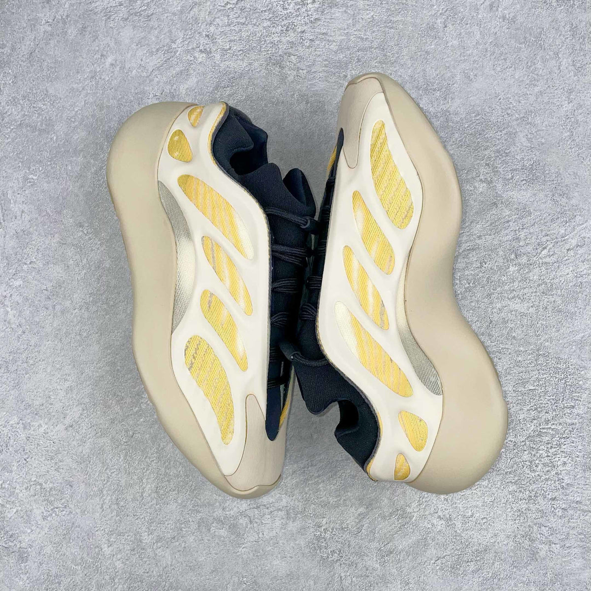 Yeezy 700 V3 "Safflower"