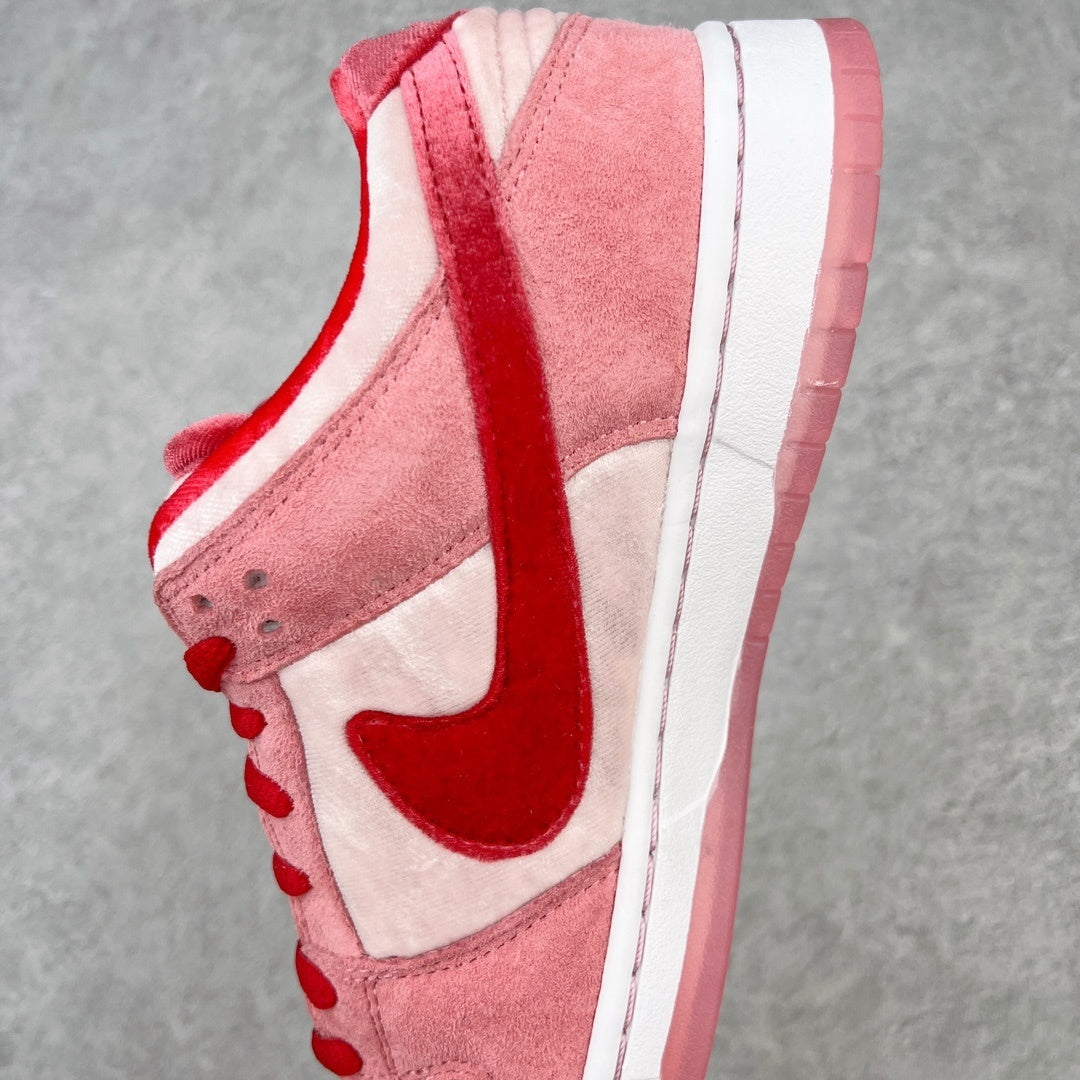Nike Dunk "Strange Love"
