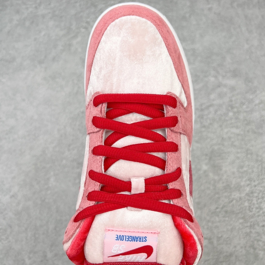 Nike Dunk "Strange Love"