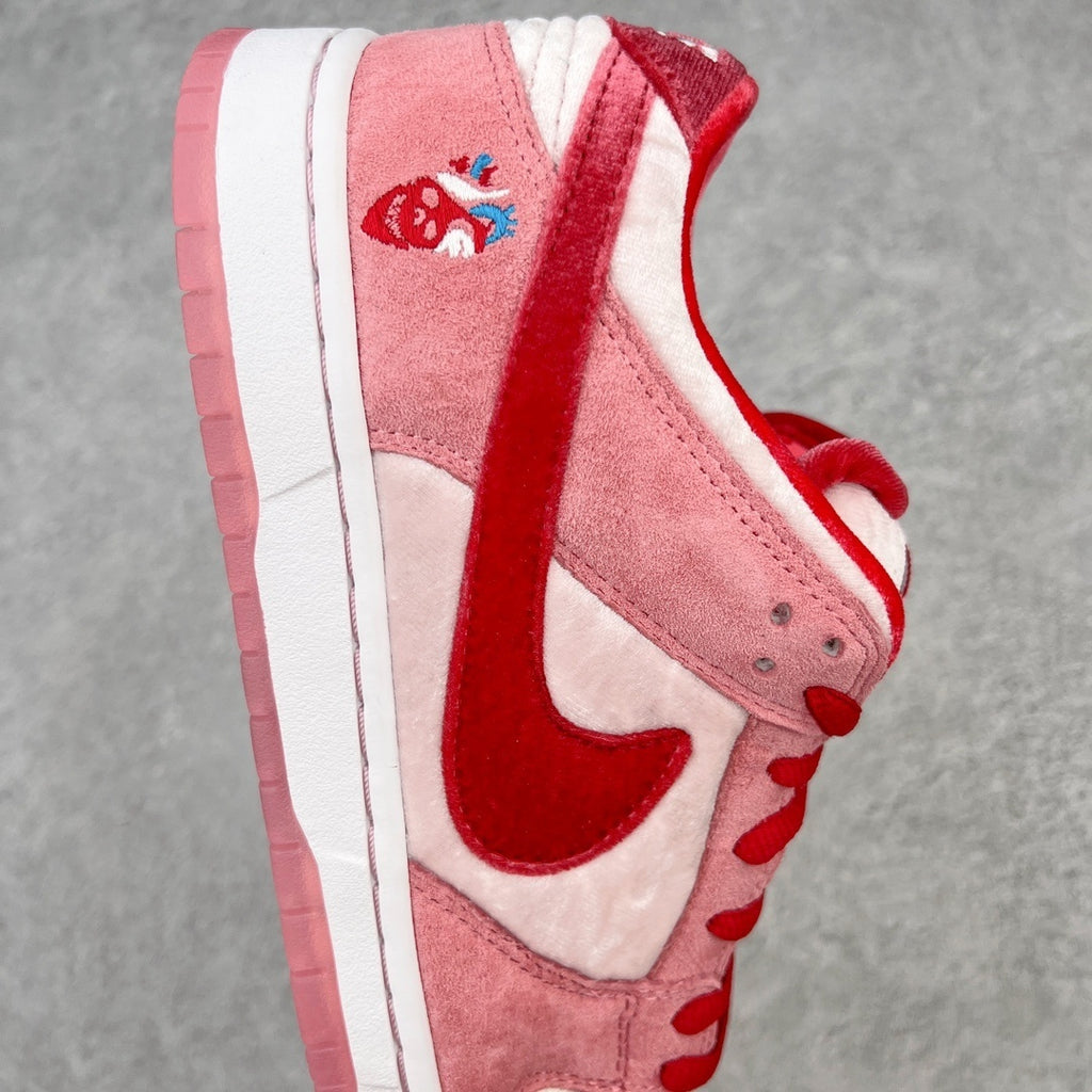 Nike Dunk "Strange Love"